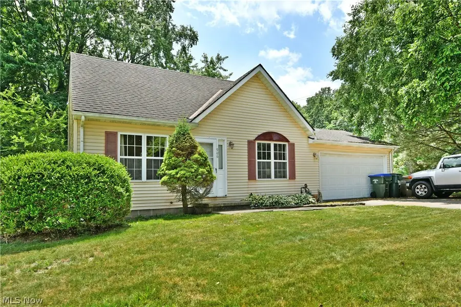 906 Elizabeth Court, Cuyahoga Falls, OH 44221 - #3