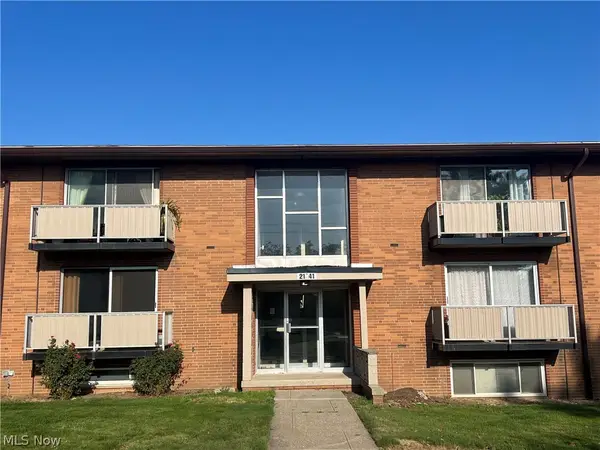 21841 River Oaks Drive #B11, Rocky River, OH 44116