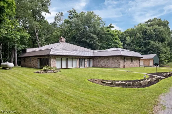 7434 Fenton Nw Road, North Bloomfield, OH 44450