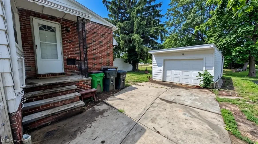 854 E 250 Street, Euclid, OH 44132 - #3