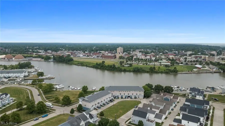303 Arizona Avenue, Lorain, OH 44052 - #2