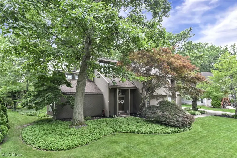 31115 Roxbury Park Drive, Bay Village, OH 44140 - #2