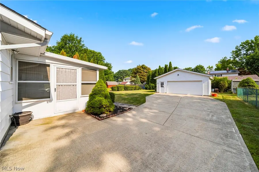 7655 Manor Drive, Mentor On The Lake, OH 44060 - #2