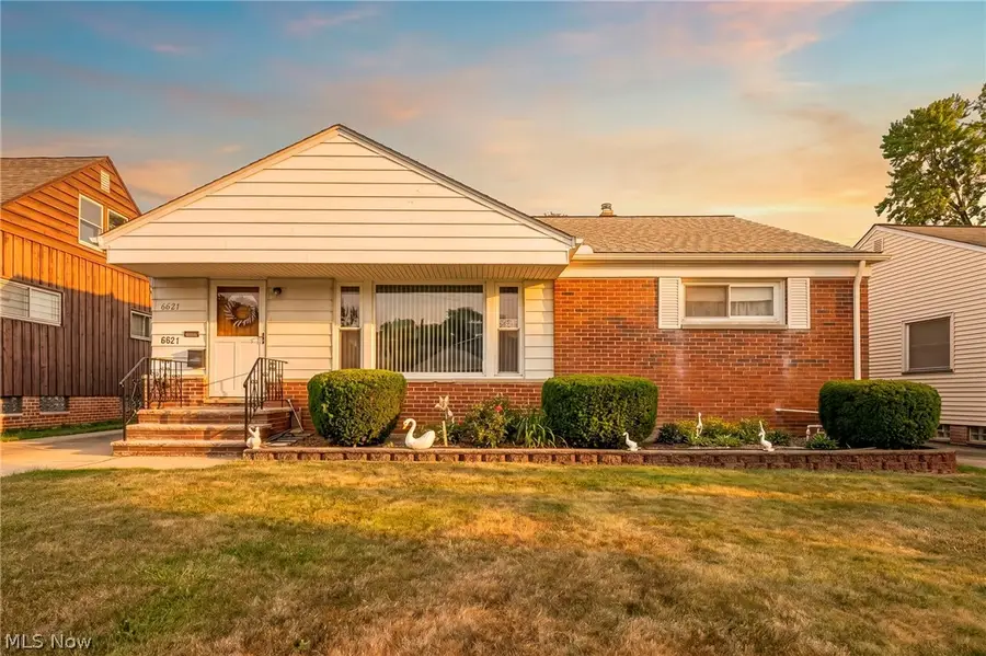 6621 Indiana Avenue, Mayfield Heights, OH 44124 - #3