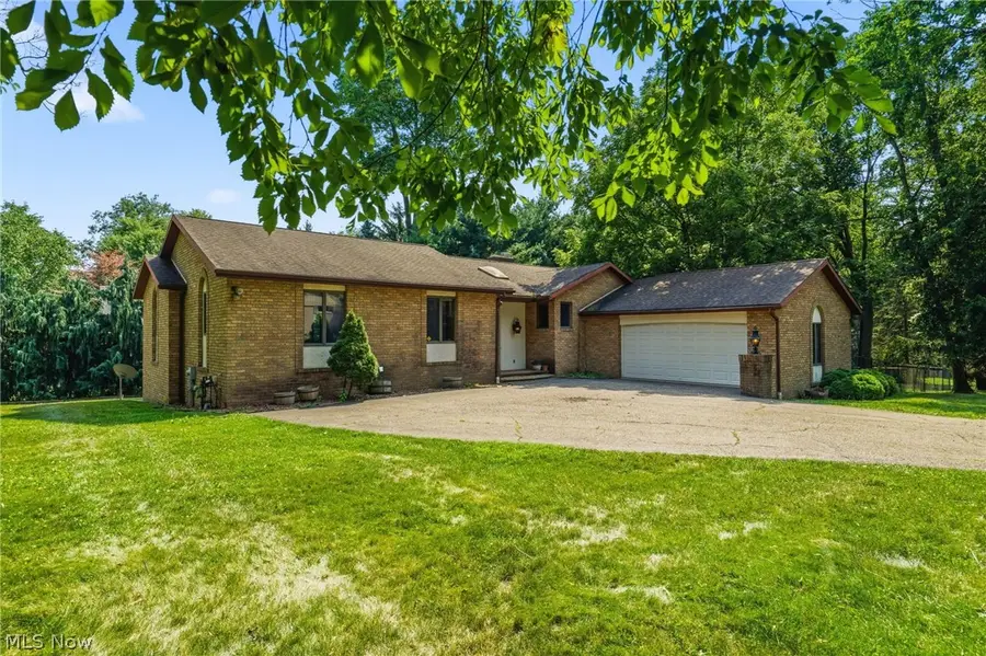3602 Heatherwood Nw Circle, North Canton, OH 44720 - #2