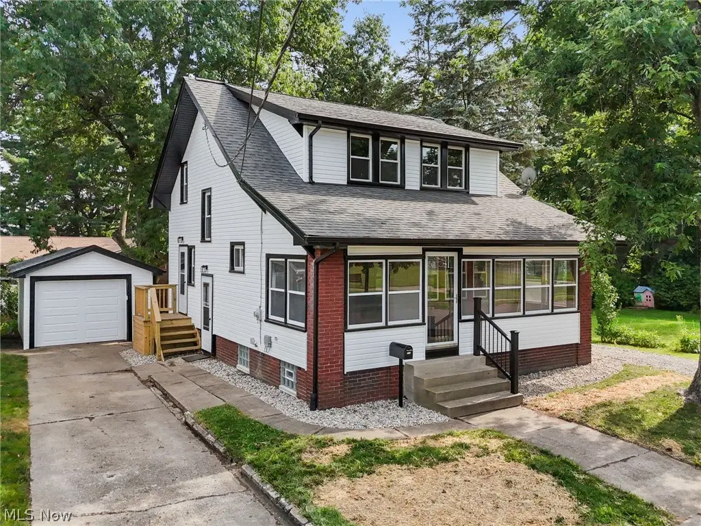 814 E Broad Street, Louisville, OH 44641 - #1