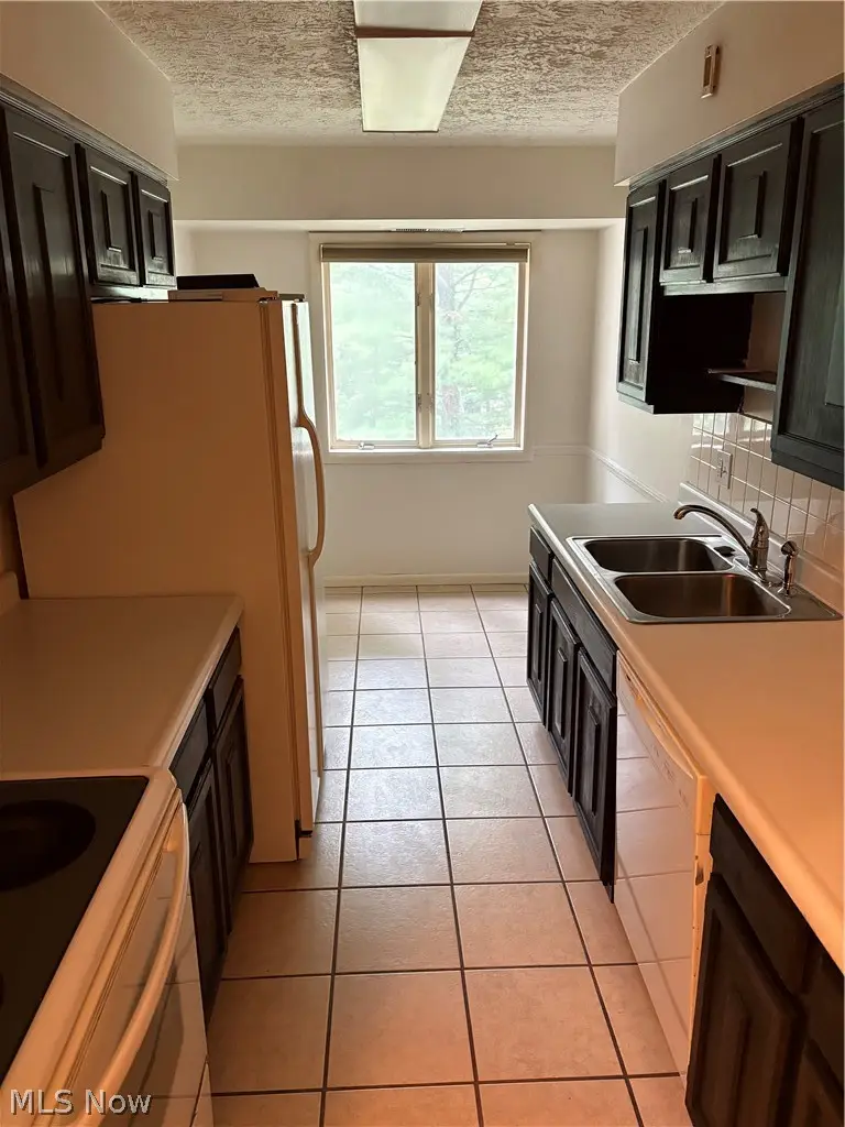 520 Meredith Lane #207, Cuyahoga Falls, OH 44223 - #3
