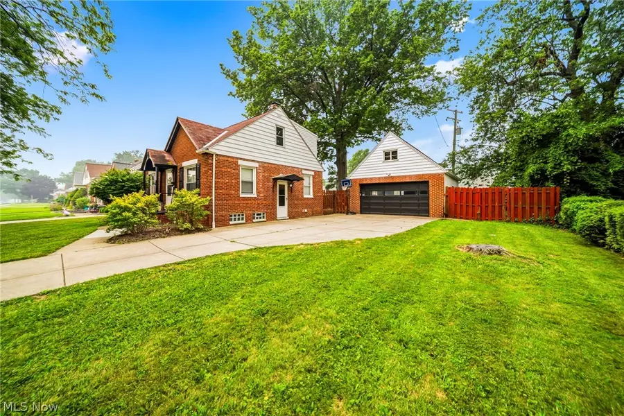 316 E 327th Street, Willowick, OH 44095 - #2