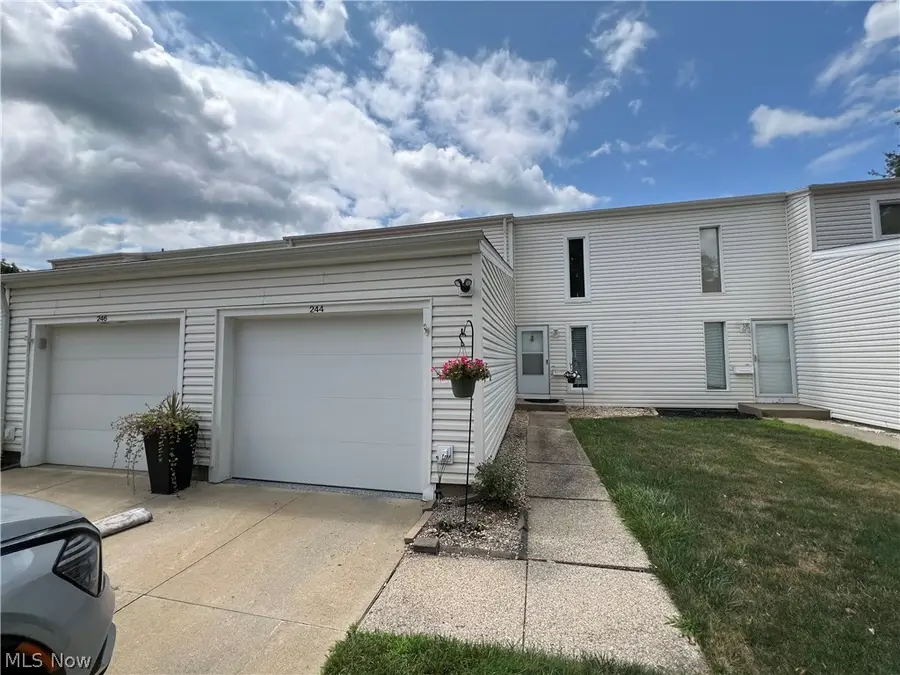 244 Deepwood Drive, Wadsworth, OH 44281 - #2