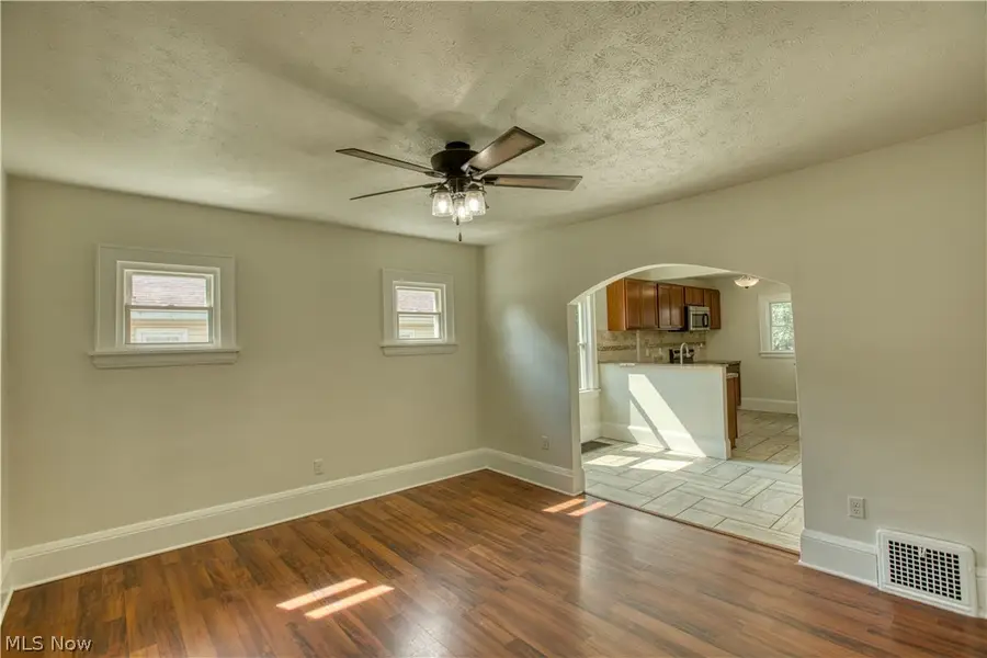 293 E Cassell Avenue, Barberton, OH 44203 - #3