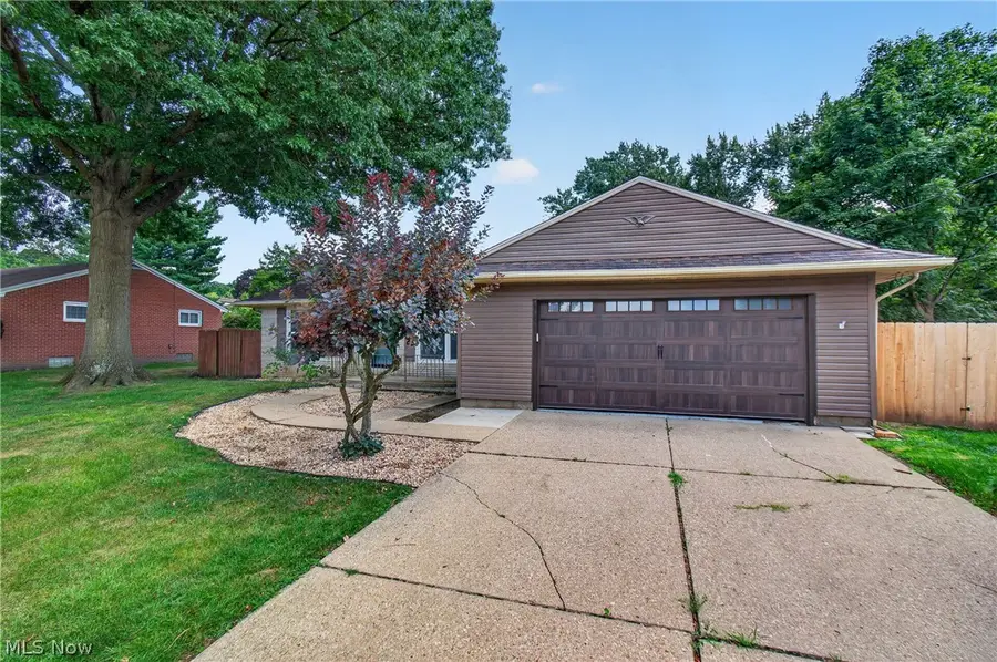 3321 Meadowwood Nw Street, Massillon, OH 44646 - #3