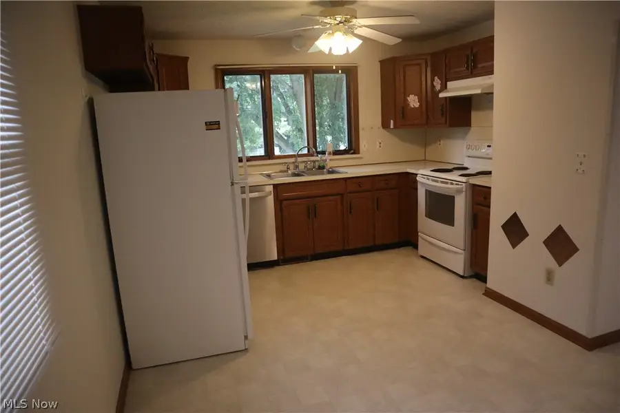 288 E Cassell Avenue, Barberton, OH 44203 - #3