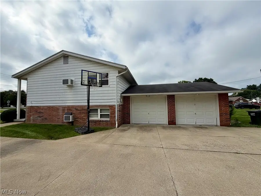 813 S Nickelplate Street, Louisville, OH 44641 - #3