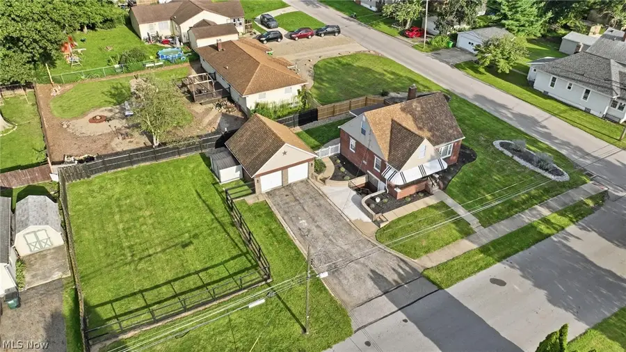 571 Wesleyan Avenue, Barberton, OH 44203 - #3