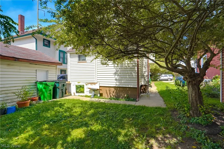 982 W Hopocan Avenue, Barberton, OH 44203 - #3