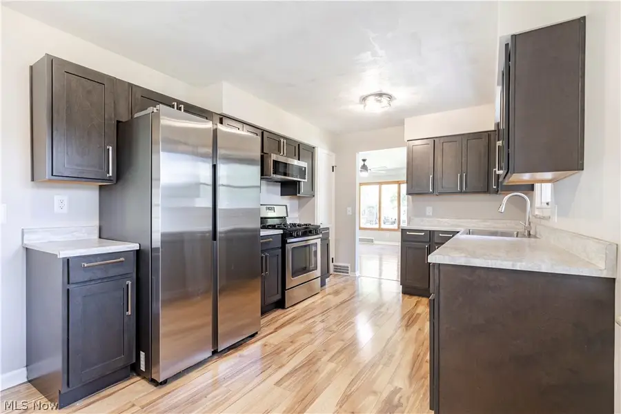 10185 Chesterfield Drive, Parma Heights, OH 44130 - #2