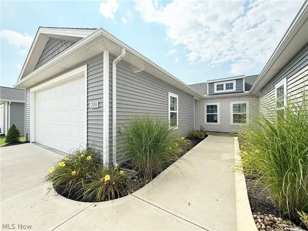 208 Silver Spring Circle, Elyria, OH 44035
