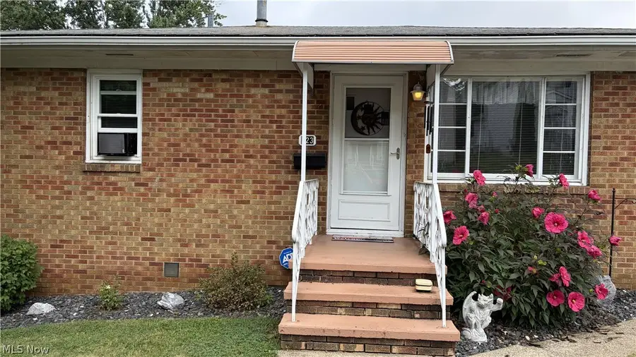 223 E Cassell Avenue, Barberton, OH 44203 - #2