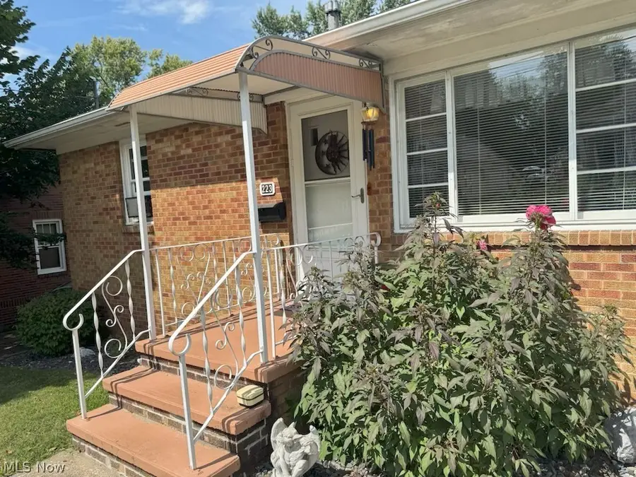 223 E Cassell Avenue, Barberton, OH 44203 - #3