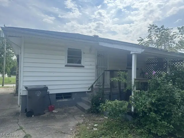 538 W Earle Avenue, Youngstown, OH 44511 - #3