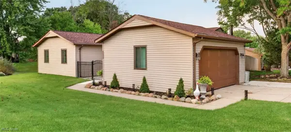 19029 Hunters Pointe Drive, Strongsville, OH 44136