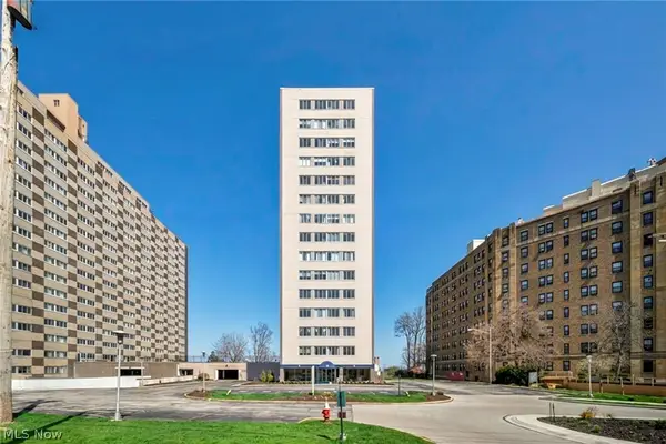 12520 Edgewater Drive #901, Lakewood, OH 44107
