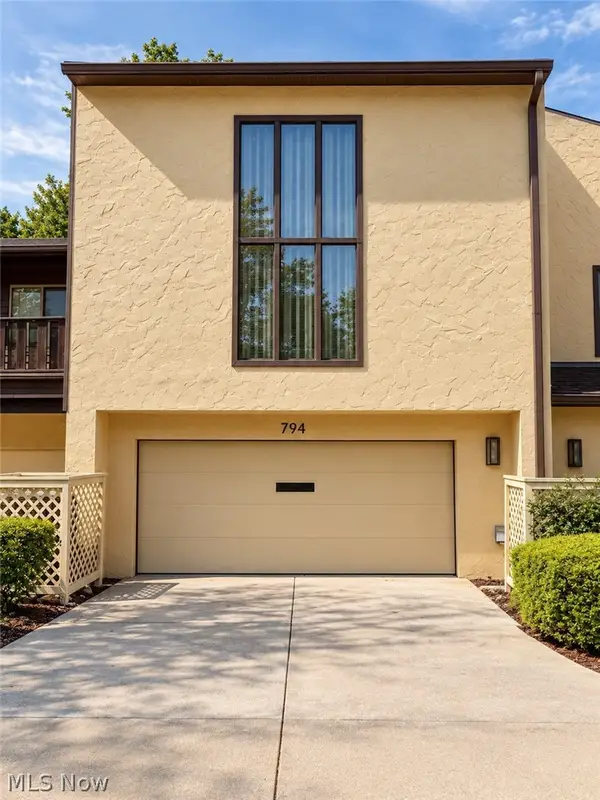 794 Hampton Ridge Drive, Akron, OH 44313