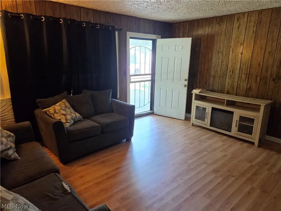 1814 Victoria Sw Street, Warren, OH 44485 - #3