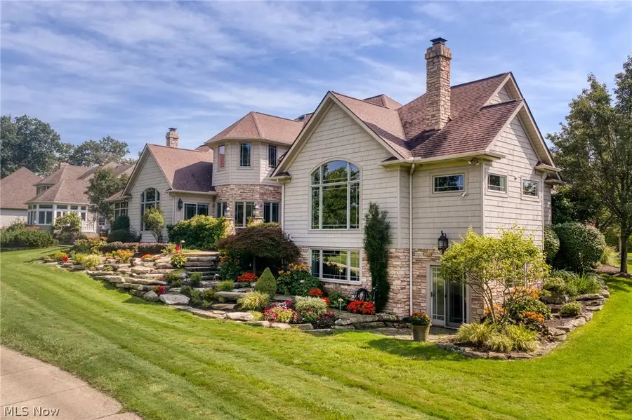 282 W Edinburgh Drive, Highland Heights, OH 44143 - #2