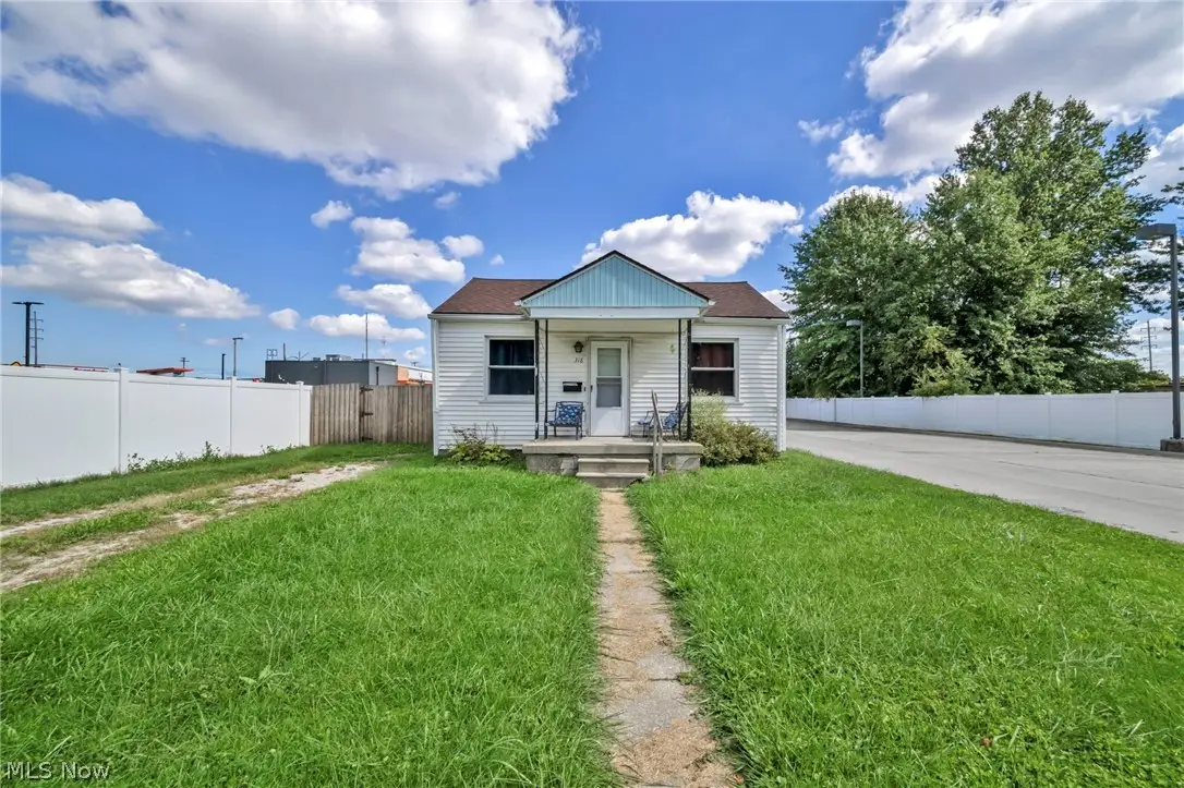 318 Longson Avenue, Elyria, OH 44035 - #1
