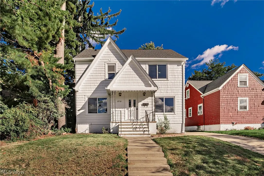 6910 Farnsworth Drive, Parma, OH 44129 - #1