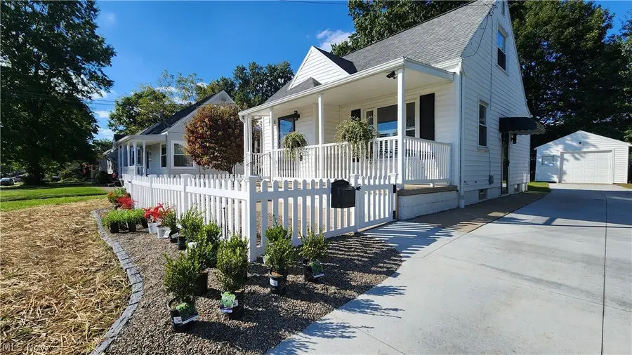 571 E Lake Avenue, Barberton, OH 44203 - #3