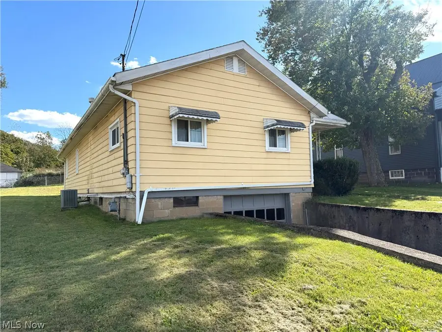 304 Louisiana Ave, Chester, WV 26034 - #2