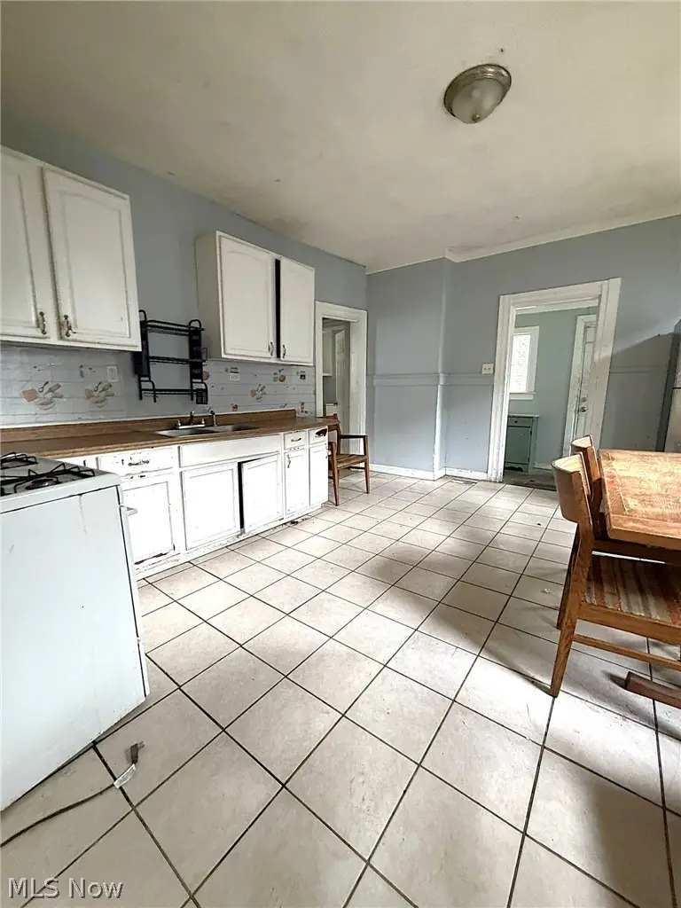 3283 W 54th Street, Cleveland, OH 44102 - #3