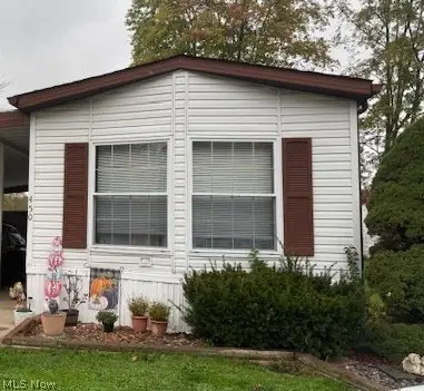 450 Whispering Pines Nw Drive, Warren, OH 44481