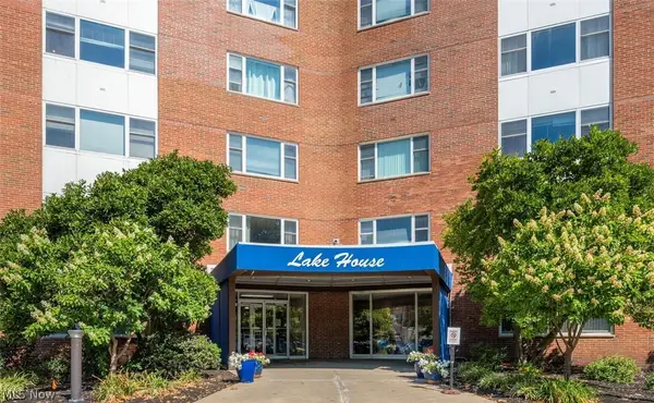 11850 Edgewater Drive #1012, Lakewood, OH 44107
