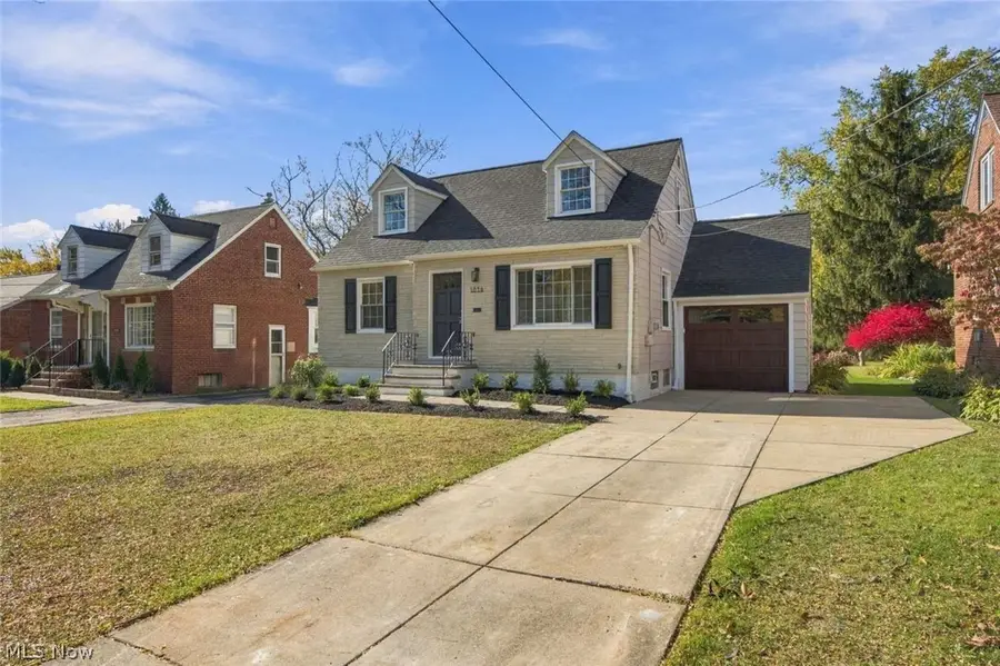 1516 Sunview Road, Lyndhurst, OH 44124 - #2