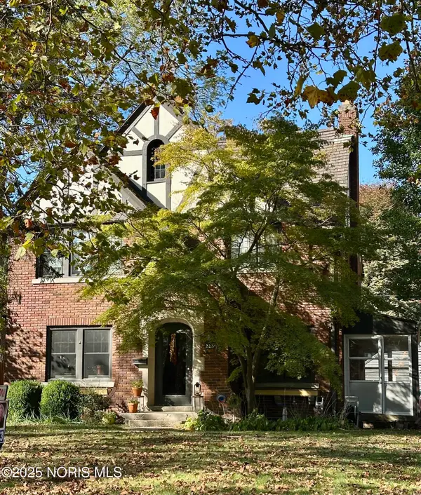 2221 Meadowwood Drive, Toledo, OH 43606