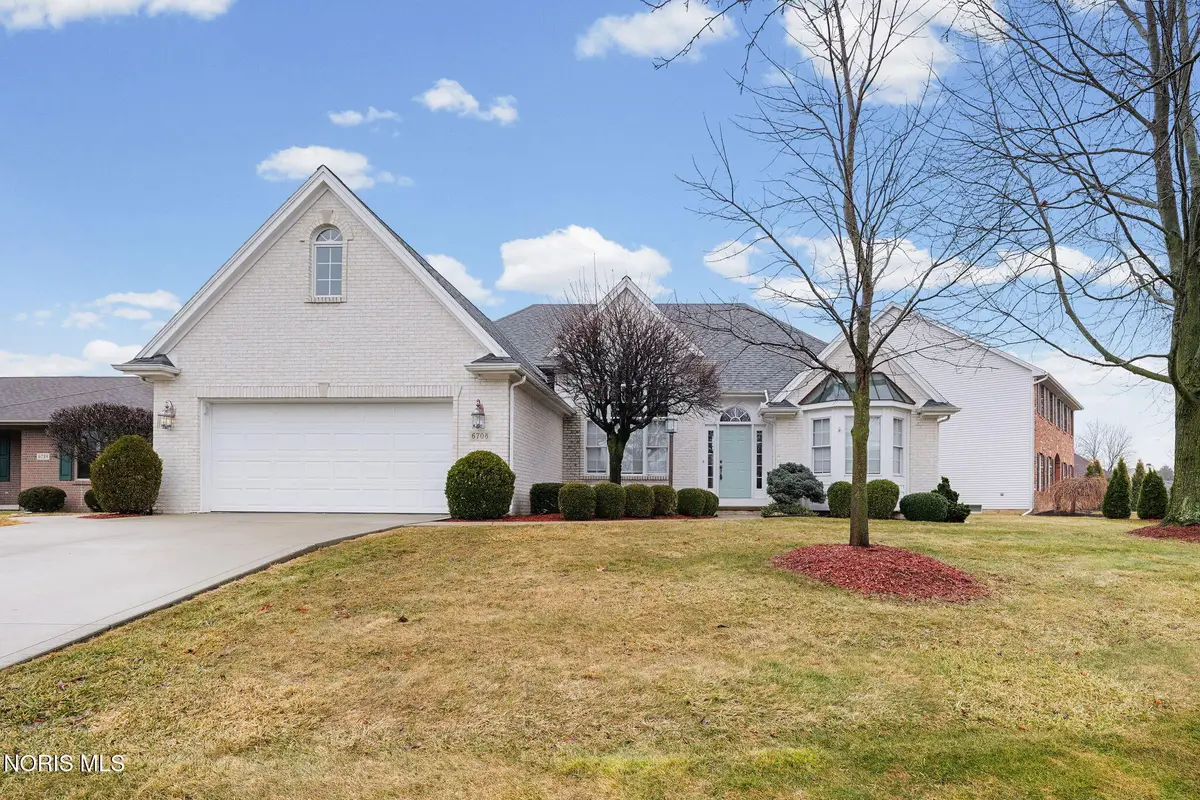 6708 Buck Creek Dr, Maumee, OH 43537 - #1