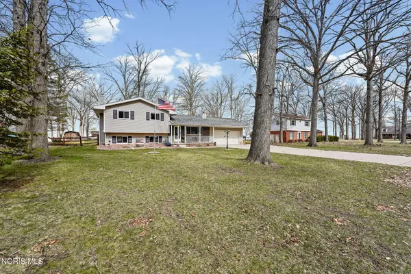 26931 W Woodland Court, Millbury, OH 43447