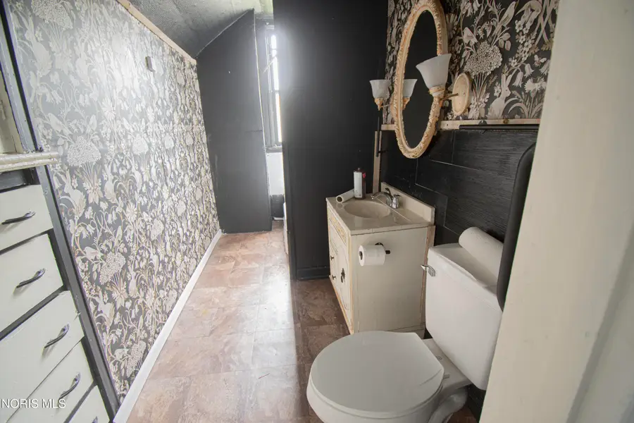 2422 Lawrence Avenue, Toledo, OH 43620 - #3