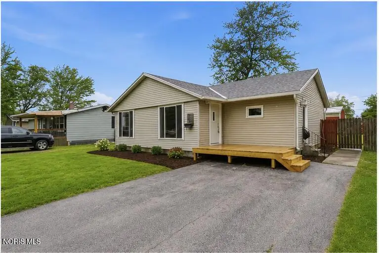 128 W Clark Street, Fostoria, OH 44830 - #2