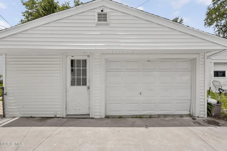 407 N Grove Street, Walbridge, OH 43465 - #3