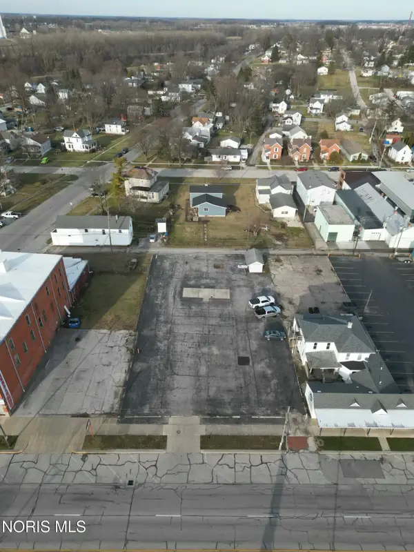 208 E State Street, Fremont, OH 43420