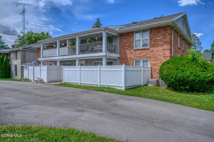 2624 Valley Brook Drive, Toledo, OH 43615 - #3