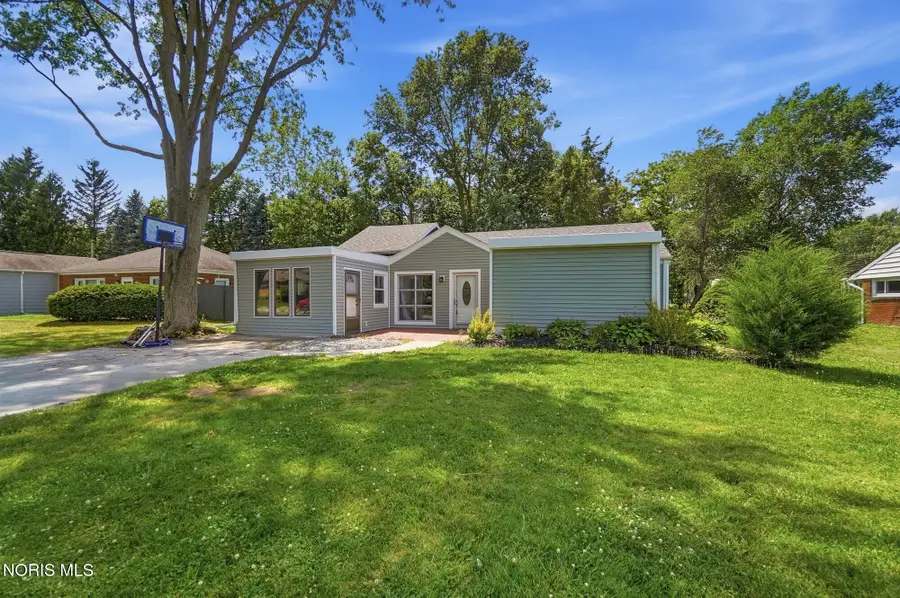 4 Greenbrier Court, Bowling Green, OH 43402 - #2