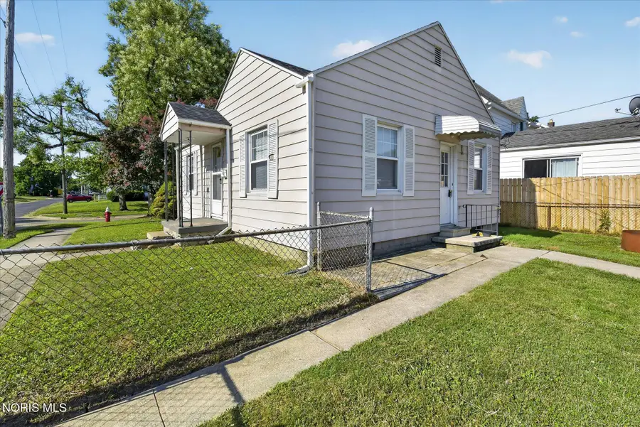 402 W Poinsetta Avenue, Toledo, OH 43612 - #2