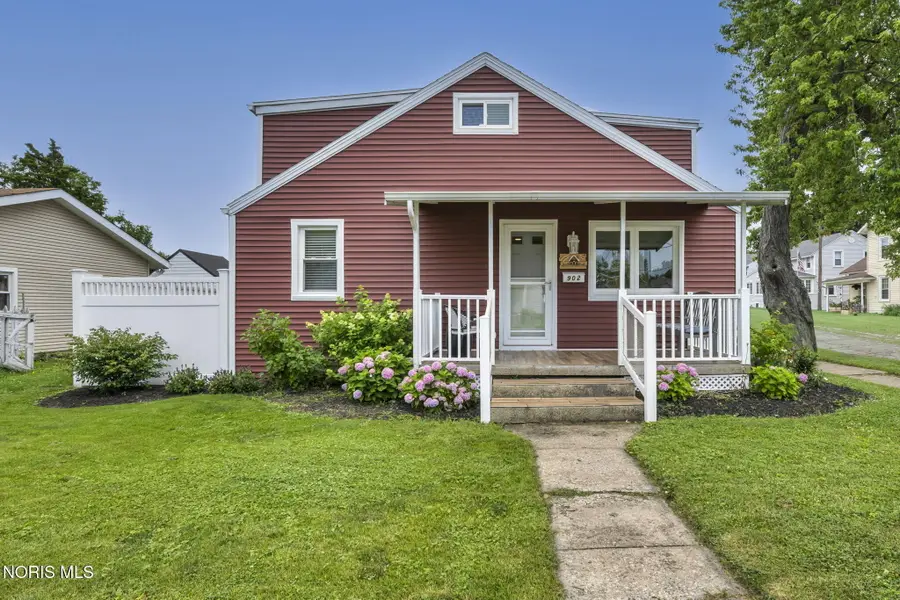 902 E 2nd Street, Port Clinton, OH 43452 - #2