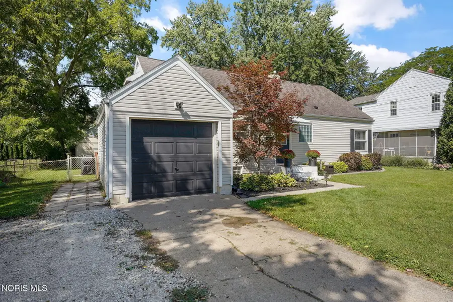 1099 Elco Avenue, Maumee, OH 43537 - #3