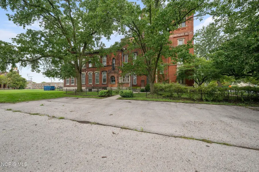 802 N Huron Street, Toledo, OH 43604 - #3